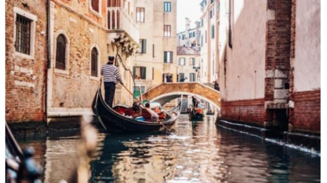 Acuhkan Peringatan Petugas, Sekelompok Turis Terjatuh dari Gondola karena Asyik Selfie