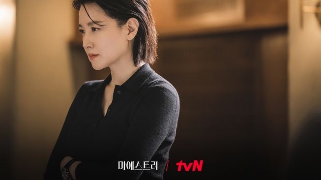 Pesona Lee Young Ae di Maestra: Strings of Truth (Instagram/@tvn_drama)