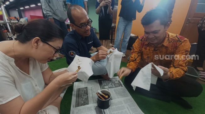 Keseruan membatik bareng tim Hotel Accor Greater Jakarta di markas Suara.com, Kamis (7/12/2023). (Dini/Suara.com)