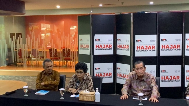 Anggota Dewas KPK Albertina Ho (tengah) bersama anggota lainnya saat konpers soal kasus dugaan pemerasan Ketua KPK nonaktif Firli Bahuri terhadap eks Mentan Syahrul Yasin Limpo (SYL), Jumat (8/12/2023). [LiveNews/Yaumal]