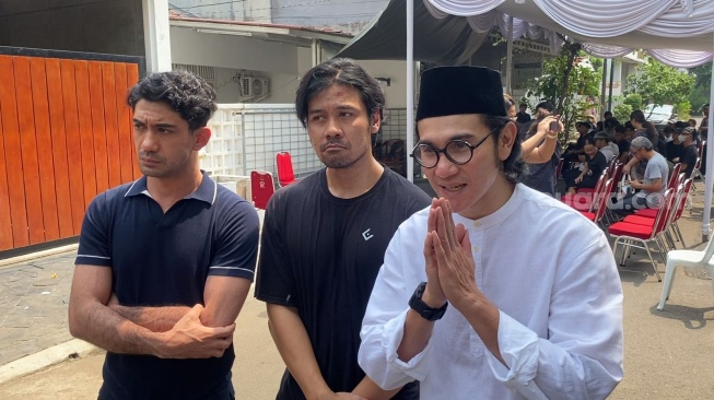 Reza Rahadian, Chicco Jerikho dan Vino G. Bastian di kediaman Yayu Unru kawasan Pulogadung, Jakarta, Jumat (8/12/2023). [Suara.com/Adiyoga Priyambodo]