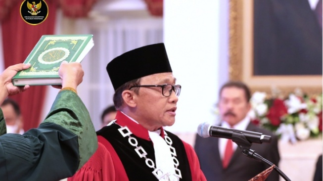 Acara pengangkatan sumpah jabatan Dr. Ridwan Mansyur, S.H., M.H sebagai Hakim Mahkamah Konstitusi (MK) (Instagram)