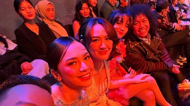 Fuji dan Happy Asmara di Indonesian Music Awards 2023 (Instagram/@happy_asmara77)