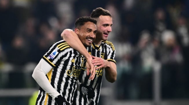 Bek Juventus Federico Gatti dan Danilo merayakan kemenangan atas Napoli di laga Serie A Italia yang digelar di Stadion Allianz, di Turin pada 9 Desember 2023.Marco BERTORELLO / AFP
