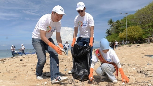 Transplantasi 5.000 Bibit Terumbu Karang dan Beach Clean Up Jadi Kegiatan Estafet Peduli Bumi Asuransi Astra di Samalona