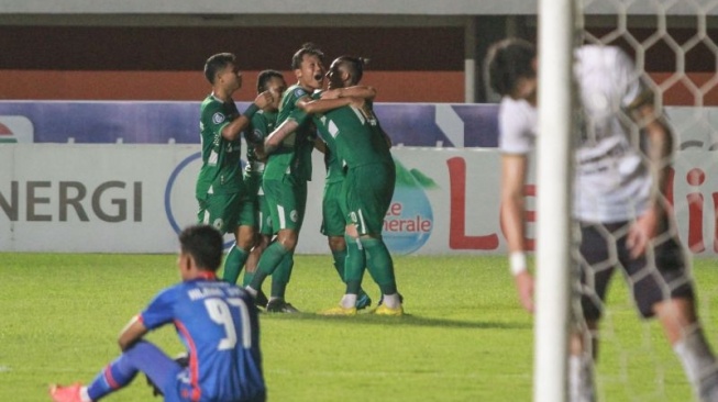 Pesepak bola PSS Sleman Yevhen Bokhashvili (dua kanan) melakukan selebrasi bersama rekannya usai mencetak gol ke gawang Rans Nusantara FC pada pertandingan Liga 1 di Stadion Maguwoharjo, Sleman, DI Yogyakarta, Sabtu (21/1/2023). PSS Sleman berhasil mengalahkan Rans Nusantara FC dengan skor 2-0. ANTARA FOTO/Hendra Nurdiyansyah/hp (Antara Foto/Hendra Nurdiyansyah)