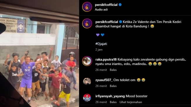 Aksi gelandang Persik Kediri Ze Valente saat joged di pinggir jalan. [Instagram] 