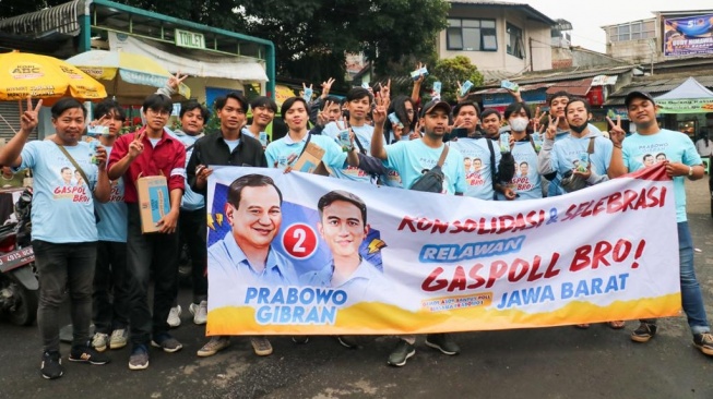 Kelompok relawan Gaspoll Bro menggalang dukungan untuk capres-cawapres Prabowo Subianto dan Gibran Rakabuming Raka dengan membagi-bagikan susu gratis di Kota Bandung, Sabtu (9/12/2023). (dok. tim Gaspoll Bro)