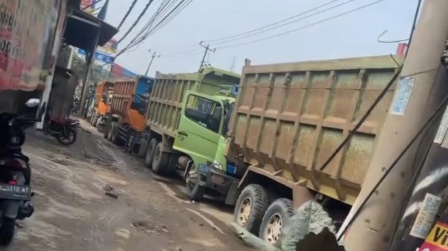 Jalan Raya di Parungpanjang diblokir truk tambang sejak Jumat (8/12/2023) pukul 09:00 malam hingga Sabtu (9/12/2023) tadi pagi.  [Ist]