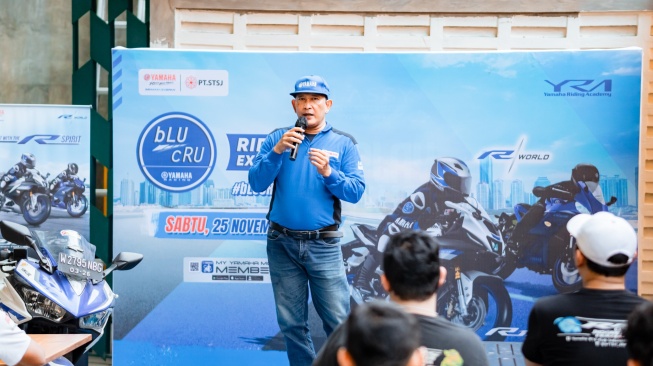 Sebelum melaju dalam night ride yang tersebut digelar Yamaha dalam bLu cRU riding experience, Arek-arek Suroboyo menyimak teori dan juga praktek Safety Riding dari Yamaha Riding Academy (YRA) [PT Yamaha Indonesia Motor Manufacturing].