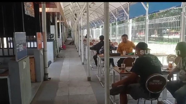 Masyarakat menikmati kuliner di Shelter PKL Manahan, Jumat (8/12/2023) pagi. [Suara.com/Ari Welianto)]