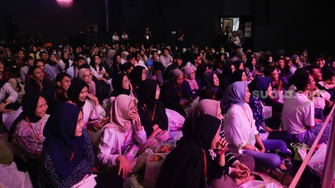 Pengunjung saat menghadiri acara Youth Economic Night 2023 di M Bloc Space, Jakarta, Sabtu (9/12/2023). [Suara.com/Alfian Winanto]