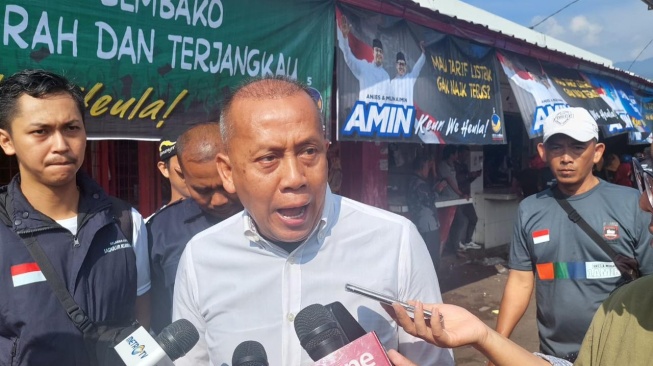 Ketua DPW NasDem Jawa Barat Saan Mustopa saat mendampingi capres Anies Baswedan berkampanye di Kabupaten Kuningan, Sabtu (9/12/2023). [Suara.com/Dea]