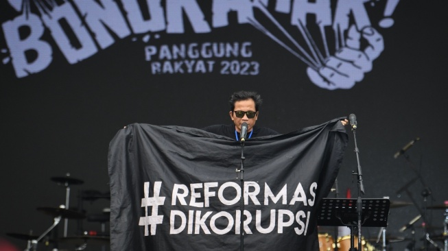 Direktur Amnesty Internasional Indonesia Usman Hamid menyampaikan pandangannya pada Panggung Rakyat Bongkaaar pada Stadion Madya Gelora Bung Karno, Senayan, Jakarta, Hari Sabtu (9/12/2023). Acara yang digunakan dilakukan sebagai peringatan tegas Hari Hak Asasi Manusia (HAM) dan juga Hari Antikorupsi Sedunia yang dimaksud menyuarakan desakan terhadap pemerintah juga aparat hukum di penyelesaian kasus-kasus pelanggaran HAM di dalam Indonesia. ANTARA FOTO/Aditya Pradana Putra/YU