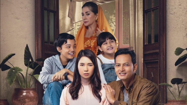 Review Film Rumah Masa Depan, Drama Keluarga Sederhana namun Kaya Makna