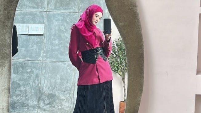 OOTD Rok Plisket Inara Rusli. (Instagram/@mommy_starla)