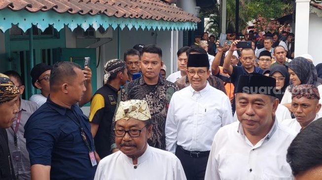 Calon presiden (capres) nomor urut 1, Anies Baswedan mengunjungi Keraton Kesepuhan, Lemahwungkuk, Kota Cirebon, Jawa Barat, Sabtu (9/12/2023). (Suara.com/Dea)