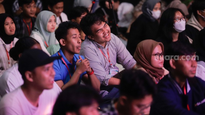 Pengunjung saat menghadiri acara Youth Economic Night 2023 di M Bloc Space, Jakarta, Sabtu (9/12/2023). [Suara.com/Alfian Winanto]