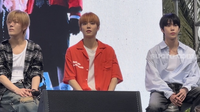 Jumpa pers bersama member NCT 127 menjelang acara NCT127 ‘Fact Check’ Face To Face Album Sign Event in Jakarta yang dihelat di Beach City International Stadium, Ancol pada Jumat (8/12/2023). [Suara.com/Sumarni]