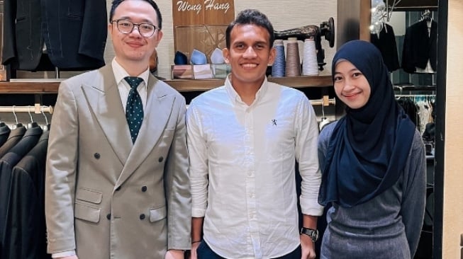 Egy Maulana Vikri ditemani Adiba Khanza Tengah Fitting jas bersama desainer Jonathan Wongso - Gaji Egy Maulana Vikri (Instagram/@jonathanwongso)