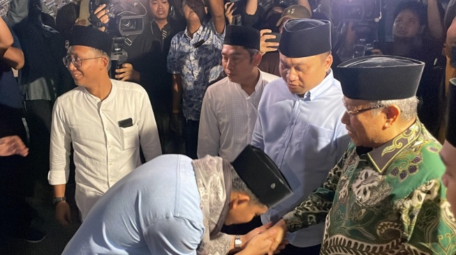 Capres nomor urut 2, Gibran Rakabuming Raka disambut langsung oleh  K.H. Said Aqil Siradj saat menyambangi Pondok Pesantren Luhur Al-Tsaqafah di Jakarta Selatan, Minggu (10/12/2023). [Suara.com/Novian]