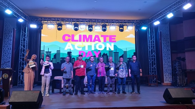 Narasumber acara Climate Action Day 2023 di Gelanggang Mahasiswa USU berfoto bersama. [Ist]