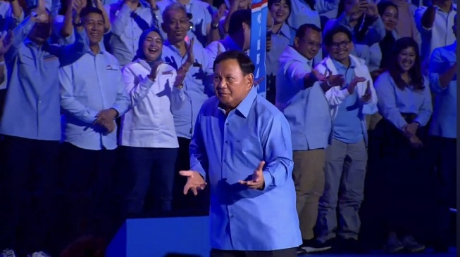 Calon presiden nomor urut 2, Prabowo Subianto dan Gibran Rakabuming Raka di acara Waktunya Indonesia Maju di Sentul International Convention Center (SICC), Bogor, Minggu (10/12/2023). [Bidik layar/Novian]