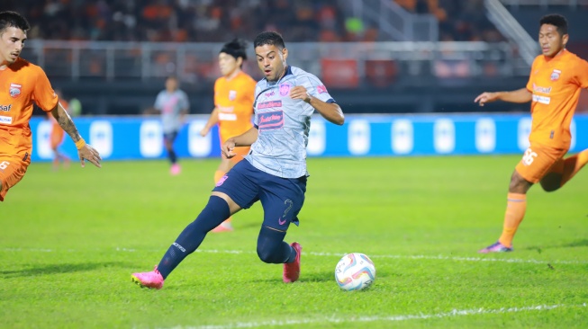 Winger PSIS Semarang, Vitinho membawa bola melewati kawalan bek Borneo FC dalam lanjutan pekan ke-22 BRI Liga 1 2022/2023 di Stadion Segiri, Samarinda, Sabtu (9/12/2023) malam. [Dok PSIS Semarang]