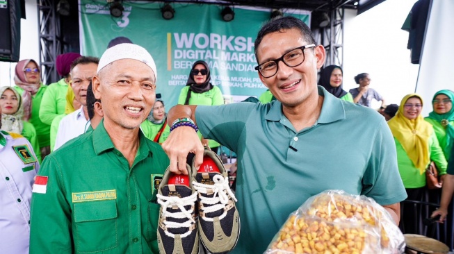 Caleg di Sumbar Dapat Sepatu Sandiaga Uno: Buat Modal Kampanye!