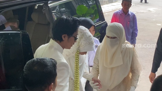 Adiba Khanza dan keluarga tiba di lokasi akad nikah di kawasan Pati Unus, Jakarta, Minggu (10/12/2023). [Suara.com/Adiyoga Priyambodo]