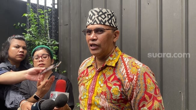 Adik mendiang Uje, Fajar Sidik di lokasi akad nikah Adiba Khanza dan Egy Maulana Vikri di kawasan Pati Unus, Jakarta, Minggu (10/12/2023). [Suara.com/Adiyoga Priyambodo]