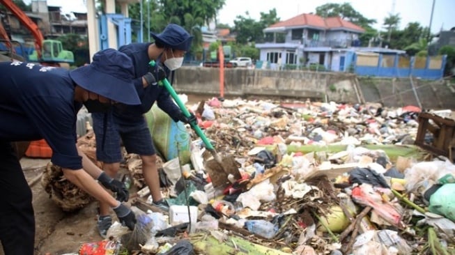 Tumpukan Sampah di Sungai Ciliwung tengah tengah dipilah [Suara.com]