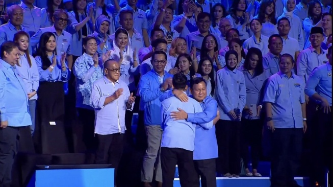 Calon presiden dan calon wakil presiden nomor urut 2, Prabowo Subianto dan Gibran Rakabuming Raka di acara Waktunya Indonesia Maju di Sentul International Convention Center (SICC), Bogor, Minggu (10/12/2023). [Bidik layar/Novian]