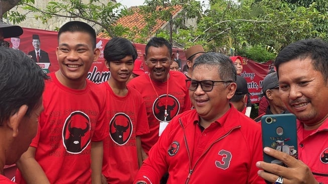 Kampanye di Tangerang, Hasto Minta Ibu-ibu Kader Banteng Gedor Pintu Warga Kenalkan Program Ganjar-Mahfud