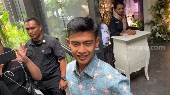 Pratama Arhan usai menghadiri akad nikah Egy Maulana Vikri dan Adiba Khanza di kawasan Pati Unus, Jakarta, Minggu (10/12/2023). [Suara.com/Adiyoga Priyambodo]