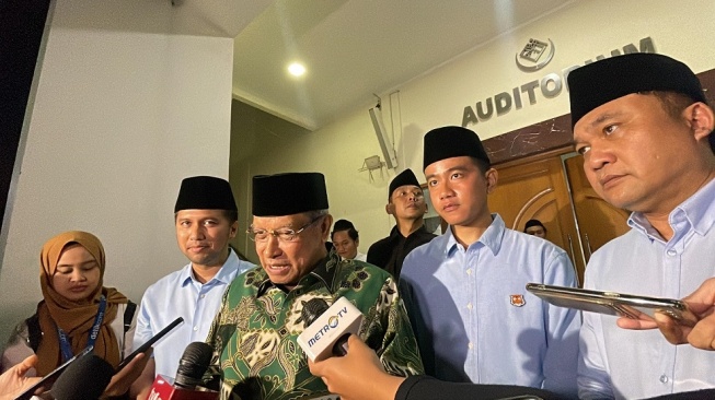 Calon wakil presiden nomor urut 2, Gibran Rakabuming Raka mengunjungi Said Aqil Siradj selaku pimpinan pondok pesantren Luhur Al-Tsaqafah di Jakarta Selatan, Minggu (10/12/2023) malam. [Suara.com/Novian]