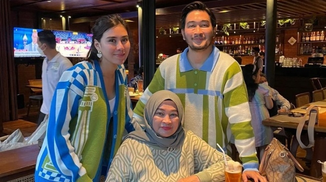 Ibunda Meninggal Dunia, Jeje Govinda dan Syahnaz Sadiqah Masih di Luar Negeri