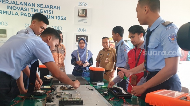 Pelajar SMK Pemprov DKI Jakarta Terbaik Berkesempatan Jadi Teknisi Profesional lewat Sharp Class