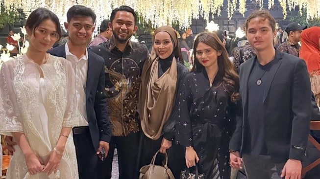 Potret Azizah Salsha di Pernikahan Adiba Khanza dan Egy Maulana (Instagram/@tissabiani)