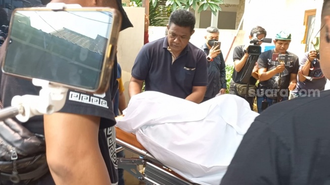 Jenazah Farida Budyarti, Ibu Jeje Govinda sekaligus Mertua Syahnaz Sadiqah tiba di rumah duka di kawasan Lebak Bulus, Jakarta Selatan, Senin (11/12/2023). [Suara.com/Tiara Rosana]