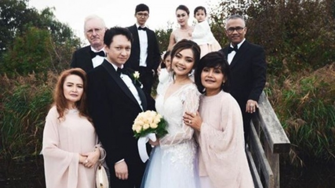 Rina Nose pakai gaun pengantin rancangan Ivan Gunawan. (Instagram)
