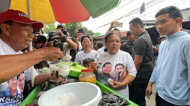 Calon wakil presiden nomor urut 2, Gibran Rakabuming Raka blusukan ke Pasar Rumput, Jakarta Selatan, Senin (11/12/2024). [Suara.com/Novian] 