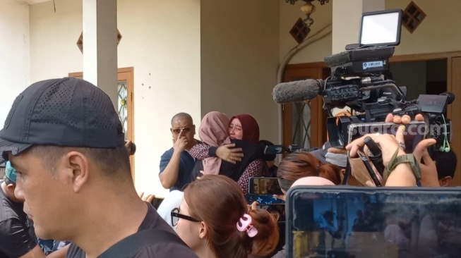 Jenazah Farida Budyarti, Ibu Jeje Govinda sekaligus Mertua Syahnaz Sadiqah tiba di rumah duka di kawasan Lebak Bulus, Jakarta Selatan, Senin (11/12/2023). [Suara.com/Tiara Rosana]