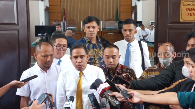 Kuasa hukum Ketua KPK nonaktif Firli Bahuri, Ian Iskandar. (Suara.com/Yaumal)