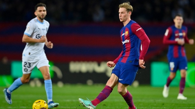 Gelandang Barcelona, Frenkie de Jong (tengah) tampil pada laga Liga Spanyol kontra Girona di Stadion Olimpic Lluis Companys di Barcelona, Katalunya, Senin (11/12) pagi WIB. [Pau BARRENA / AFP]