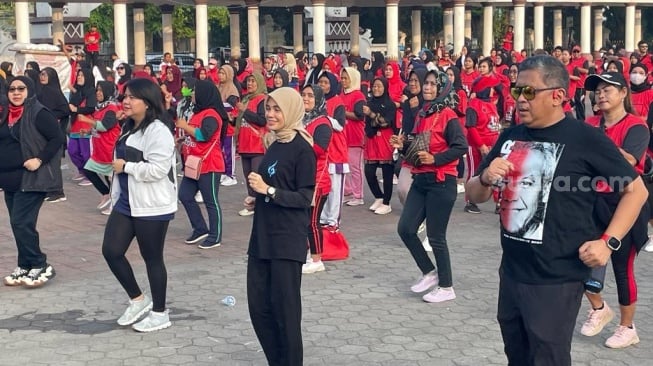 Suami Bersiap Debat Pilpres, Siti Atikoh Asyik Senam bareng Ratusan Warga Serang Banten