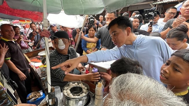 Calon wakil presiden nomor urut 2, Gibran Rakabuming Raka blusukan ke Pasar Rumput, Jakarta Selatan, Senin (11/12/2024). [Suara.com/Novian] 