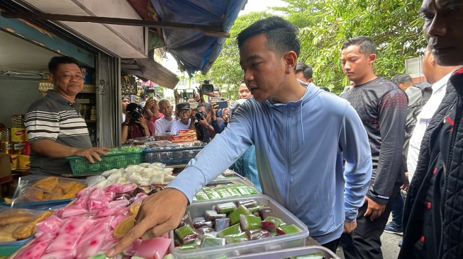 Calon wakil presiden nomor urut 2, Gibran Rakabuming Raka blusukan ke Pasar Rumput, Jakarta Selatan, Senin (11/12/2024). [Suara.com/Novian] 