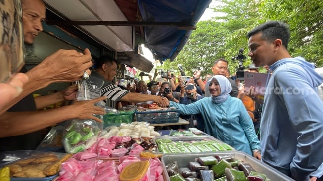 Blusukan ke Pasar Rumput, Gibran Borong Kue Subuh dan Minyak Goreng untuk Emak-Emak