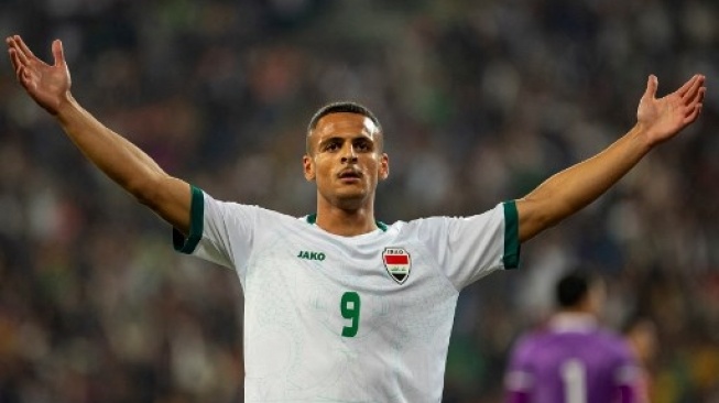 Penyerang Irak #09 Ali Al-Hamadi merayakan gol kelima timnya ke gawang Timnas Indonesia pada pertandingan sepak bola kualifikasi AFC Piala Dunia FIFA 2026 di Stadion Internasional Basra pada 16 November 2023. Hussein Faleh / AFP